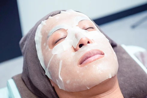 SRSマスクで有効成分を浸透させ、施術後のお肌を鎮静させていきます。パック終了後、保湿成分を塗布し、治療終了です。