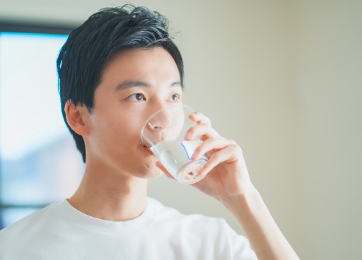 クスリを服用する人