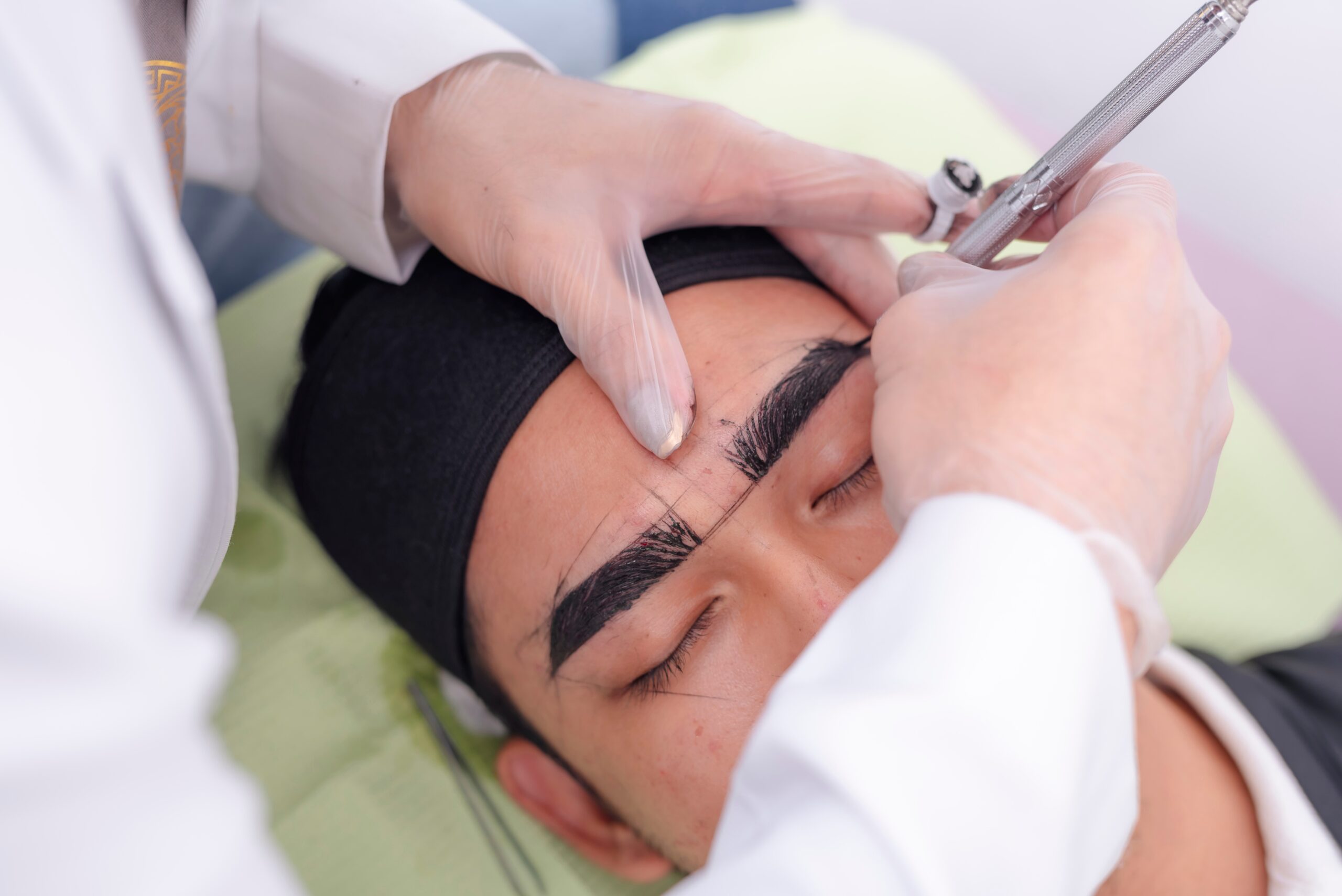 An,Esthetician,Using,A,Microblade,Tool,To,Make,Small,Cuts