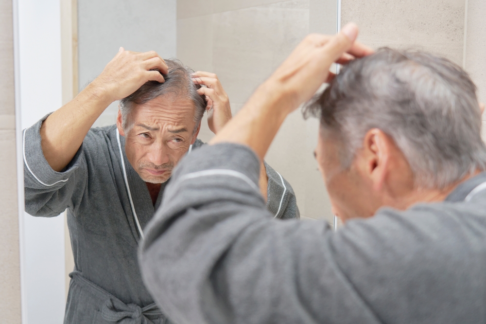Elderly,Asian,Man,Having,Hair,Trouble
