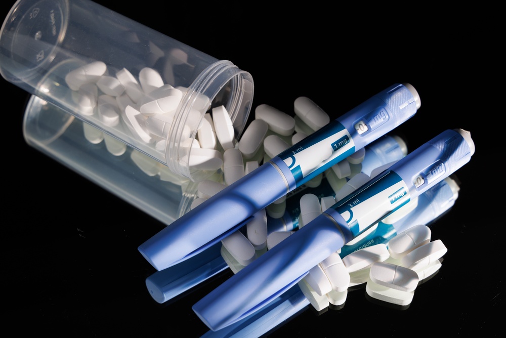 Medical,Pens,And,White,Pills,On,Black,Mirror.,High,Quality